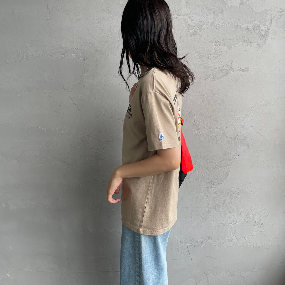 The Endless Summer [エンドレスサマー] 別注 BUHI HUNTINGTON バックプリントTシャツ [FH-26574502-JF] BEIGE &&モデル身長：160cm 着用サイズ：S&&