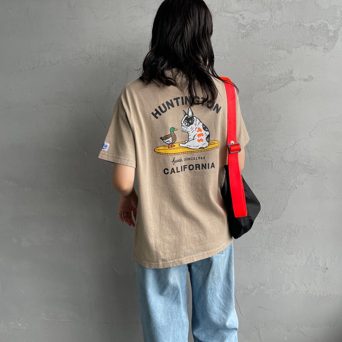 The Endless Summer [エンドレスサマー] 別注 BUHI HUNTINGTON バックプリントTシャツ [FH-26574502-JF] BEIGE &&モデル身長：160cm 着用サイズ：S&&