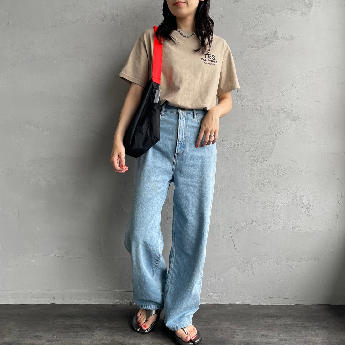 The Endless Summer [エンドレスサマー] 別注 BUHI HUNTINGTON バックプリントTシャツ [FH-26574502-JF] BEIGE &&モデル身長：160cm 着用サイズ：S&&