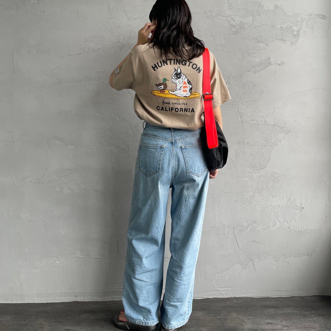 The Endless Summer [エンドレスサマー] 別注 BUHI HUNTINGTON バックプリントTシャツ [FH-26574502-JF] BEIGE &&モデル身長：160cm 着用サイズ：S&&