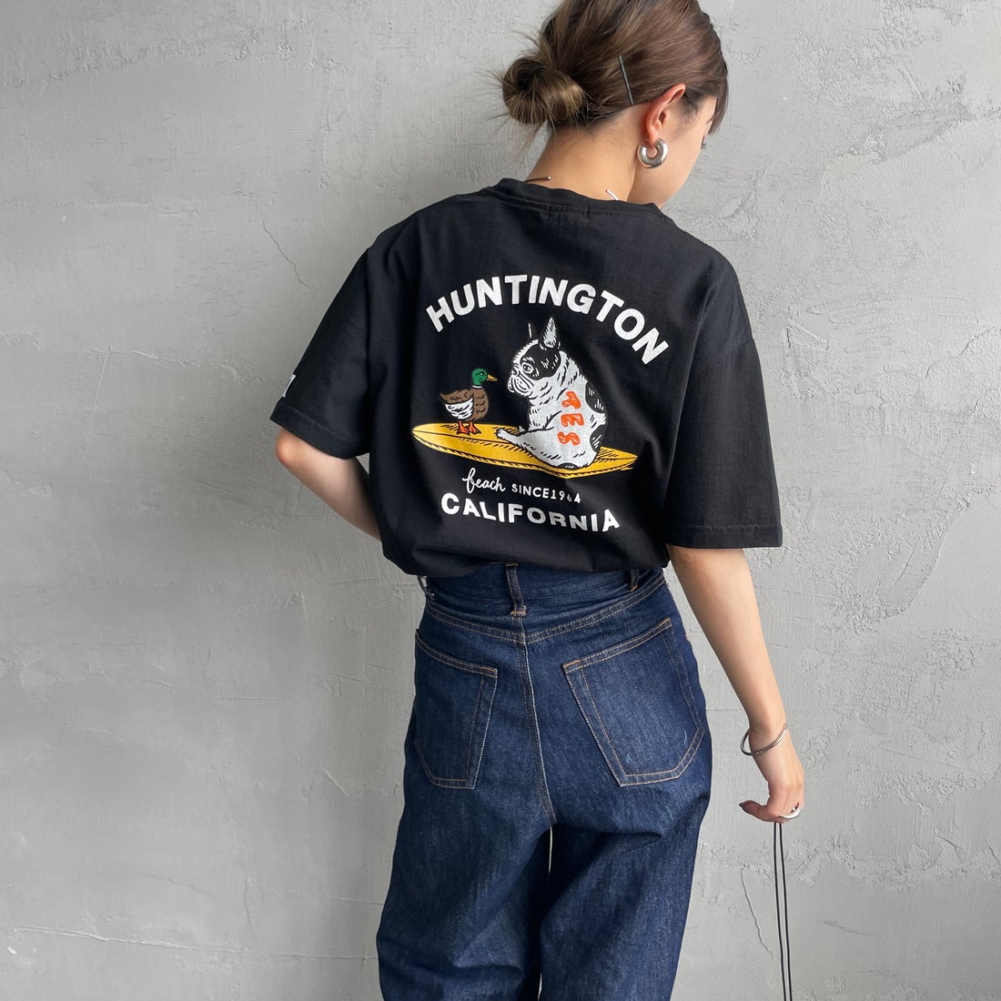 The Endless Summer [エンドレスサマー] 別注 BUHI HUNTINGTON バックプリントTシャツ [FH-26574502-JF] BLACK &&モデル身長：150cm 着用サイズ：S&&