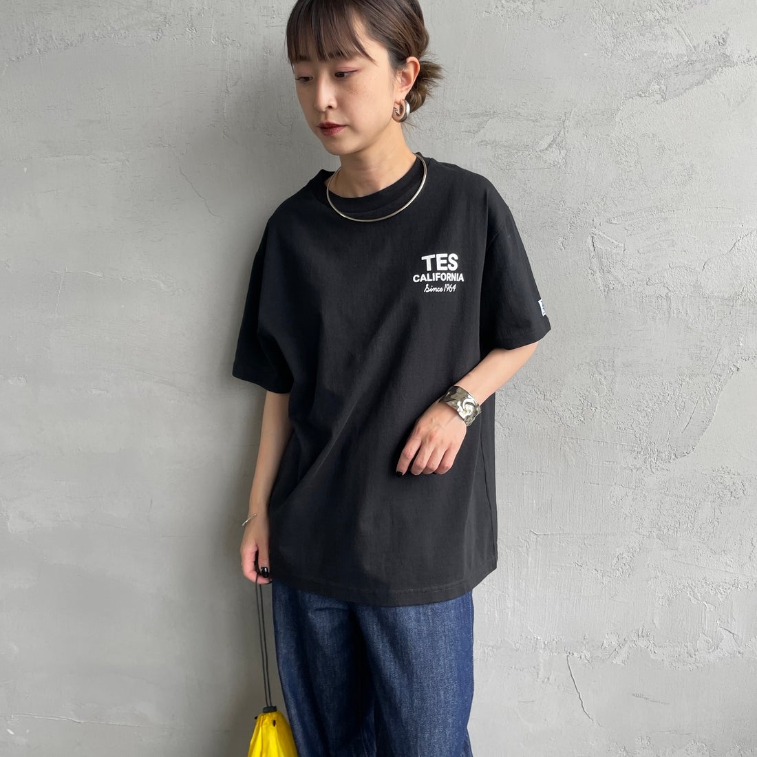 The Endless Summer [エンドレスサマー] 別注 BUHI HUNTINGTON バックプリントTシャツ [FH-26574502-JF] BLACK &&モデル身長：150cm 着用サイズ：S&&