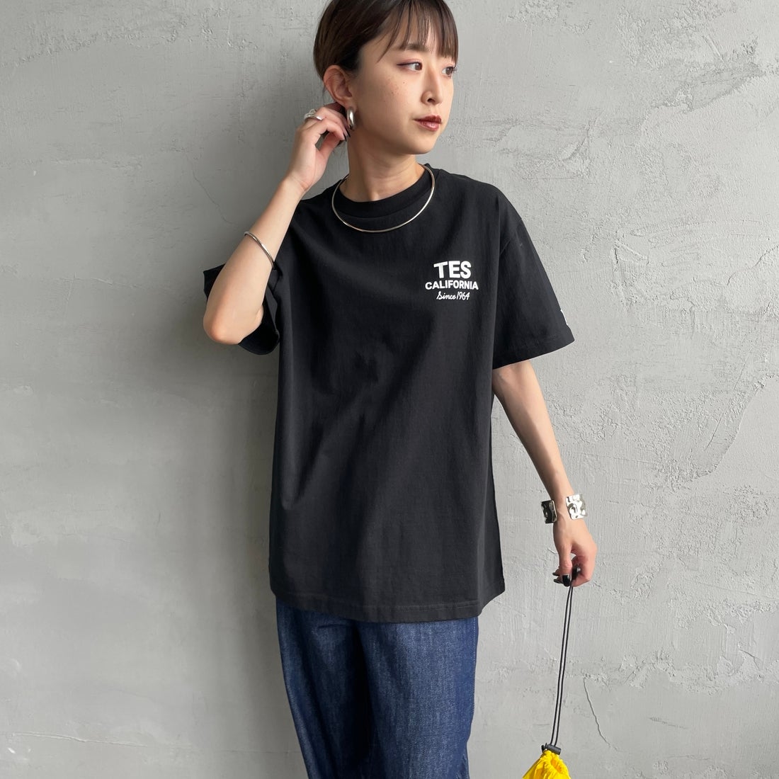 The Endless Summer [エンドレスサマー] 別注 BUHI HUNTINGTON バックプリントTシャツ [FH-26574502-JF] BLACK &&モデル身長：150cm 着用サイズ：S&&