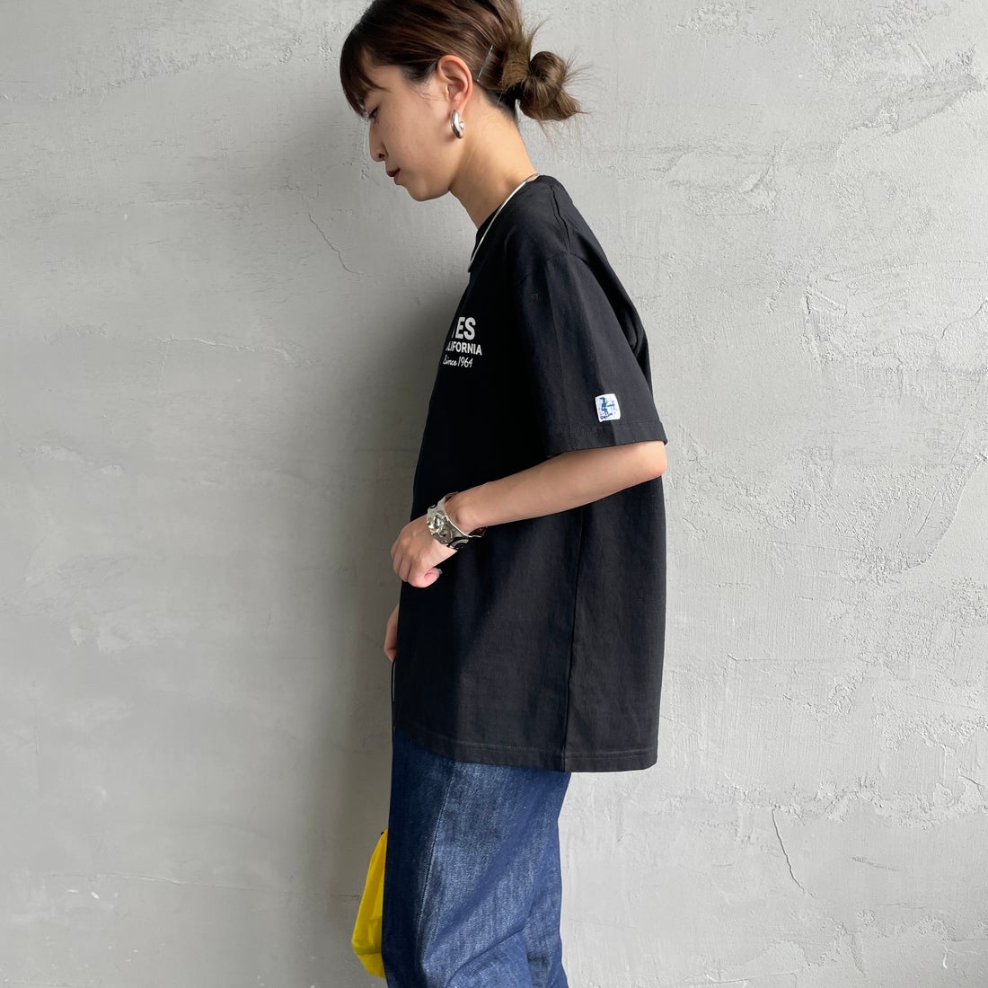 The Endless Summer [エンドレスサマー] 別注 BUHI HUNTINGTON バックプリントTシャツ [FH-26574502-JF] BLACK &&モデル身長：150cm 着用サイズ：S&&