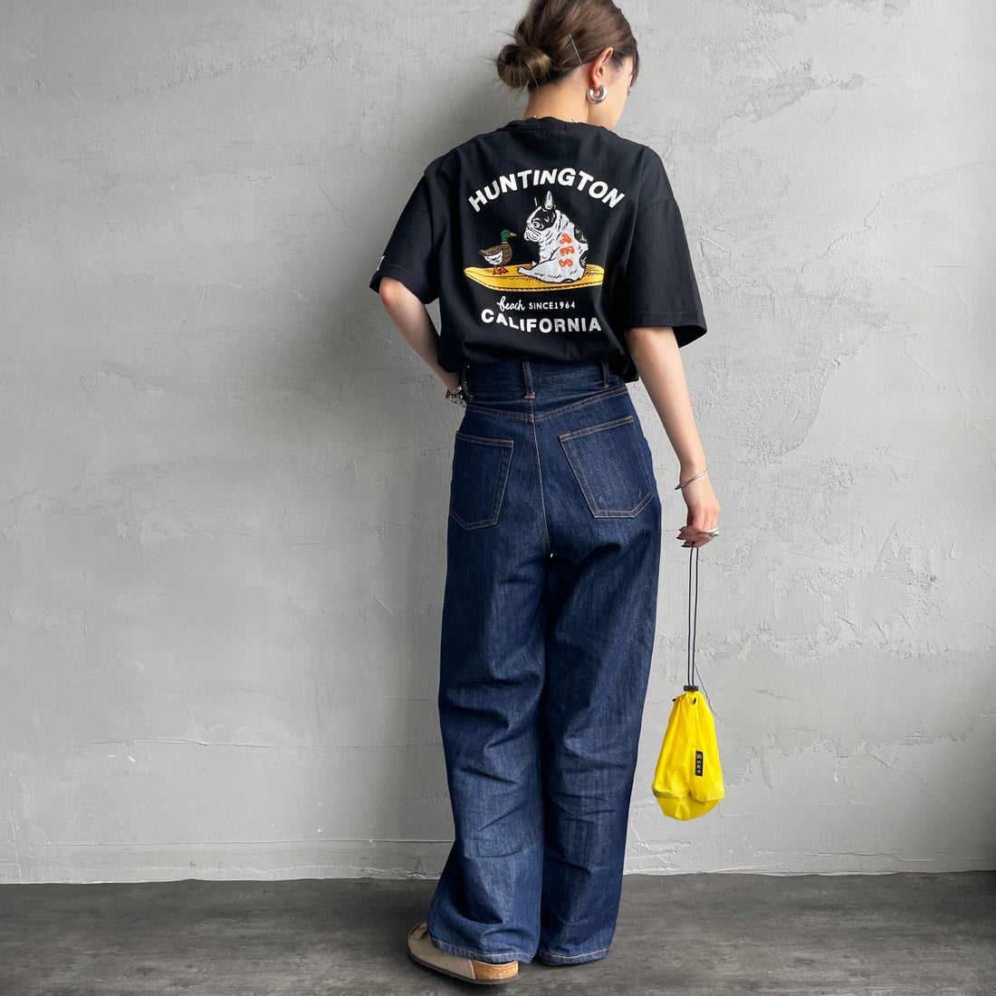 The Endless Summer [エンドレスサマー] 別注 BUHI HUNTINGTON バックプリントTシャツ [FH-26574502-JF] BLACK &&モデル身長：150cm 着用サイズ：S&&