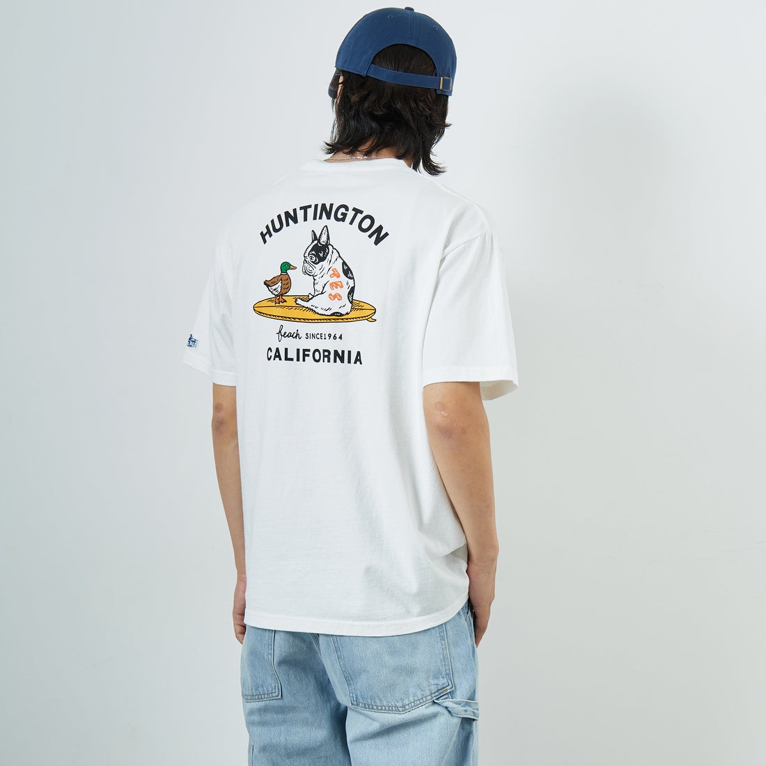 The Endless Summer [エンドレスサマー] 別注 BUHI HUNTINGTON バックプリントTシャツ [FH-26574502-JF] WHITE &&モデル身長：179cm 着用サイズ：XL&&