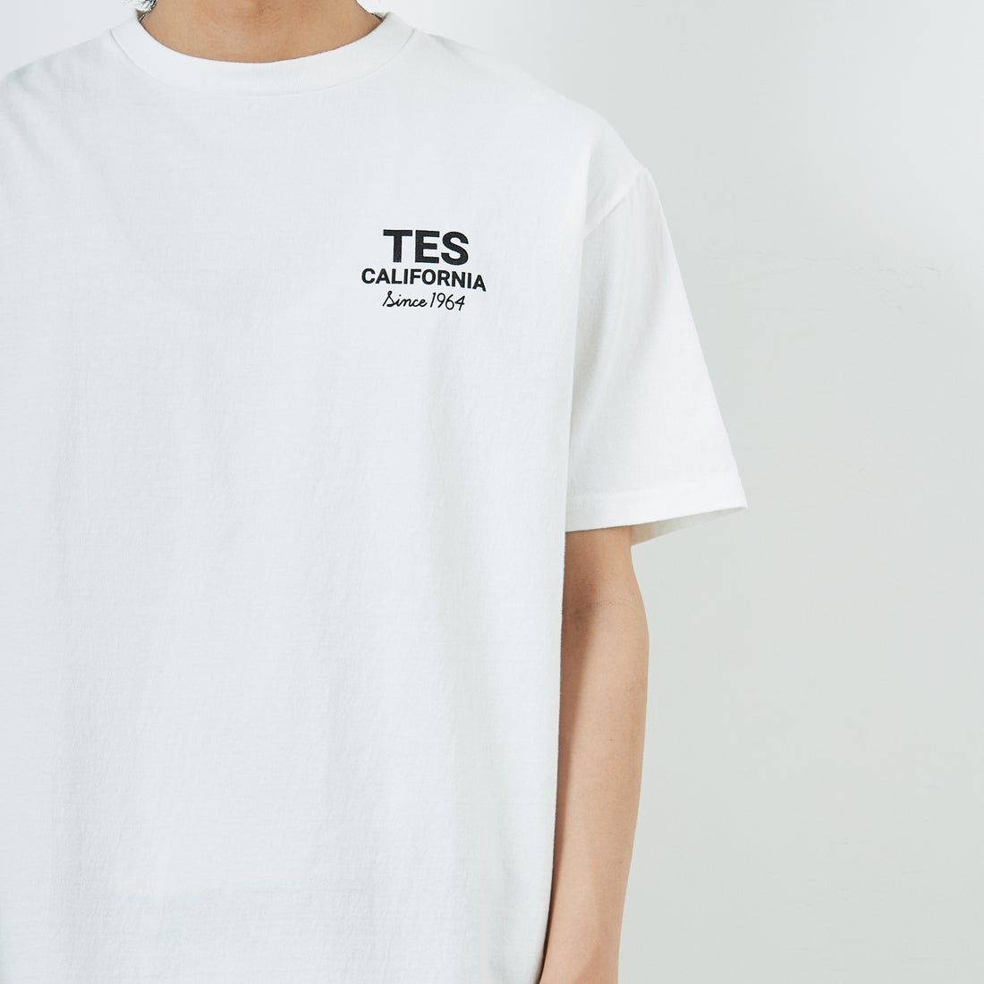 The Endless Summer [エンドレスサマー] 別注 BUHI HUNTINGTON バックプリントTシャツ [FH-26574502-JF] WHITE &&モデル身長：179cm 着用サイズ：XL&&ummer [エンドレスサマー] 別注 BUHI HUNTINGTON バックプリントTシャツ [FH-26574502-JF] BEIGE