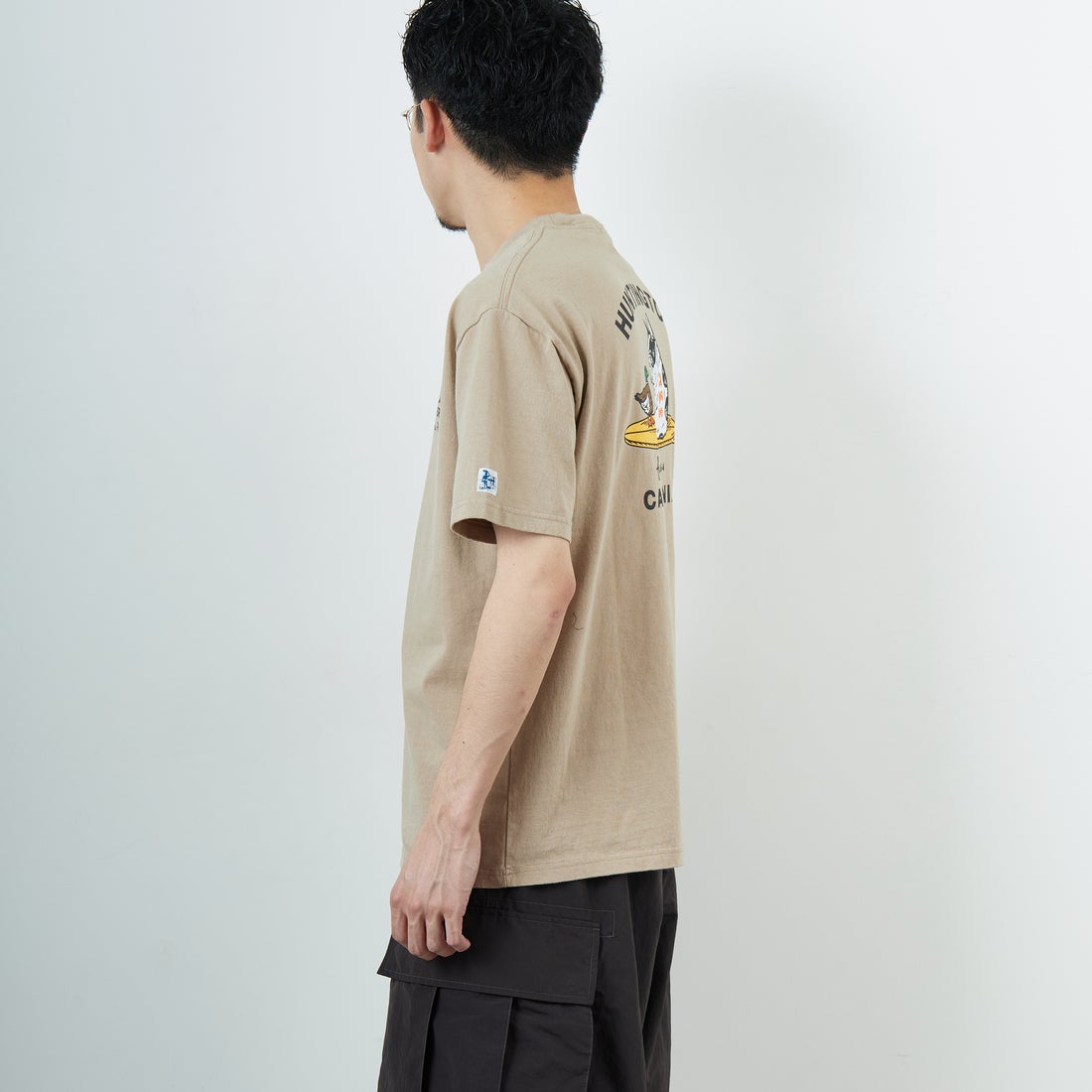 The Endless Summer [エンドレスサマー] 別注 BUHI HUNTINGTON バックプリントTシャツ [FH-26574502-JF] BEIGE &&モデル身長：168cm 着用サイズ：L&&