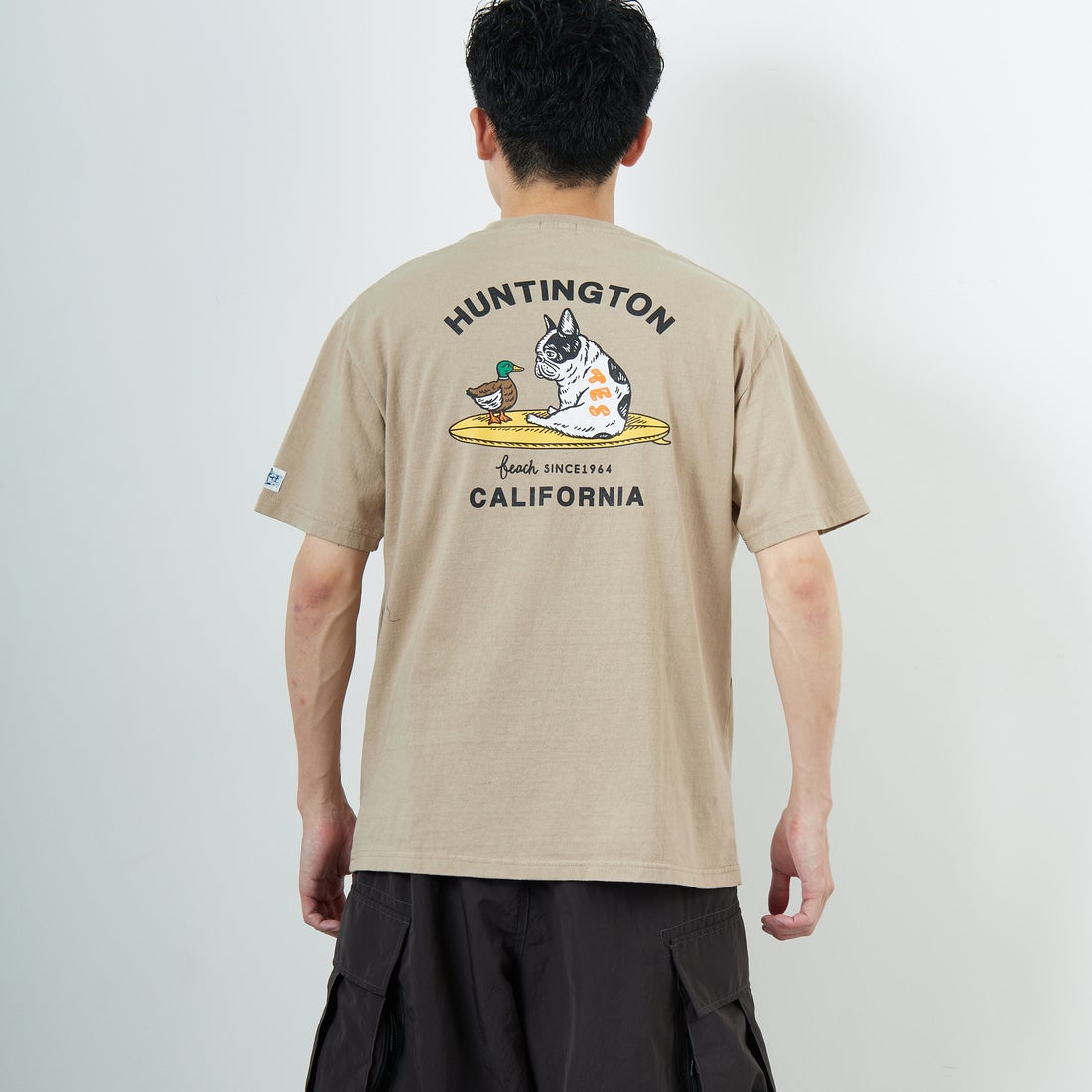 The Endless Summer [エンドレスサマー] 別注 BUHI HUNTINGTON バックプリントTシャツ [FH-26574502-JF] BEIGE &&モデル身長：168cm 着用サイズ：L&&