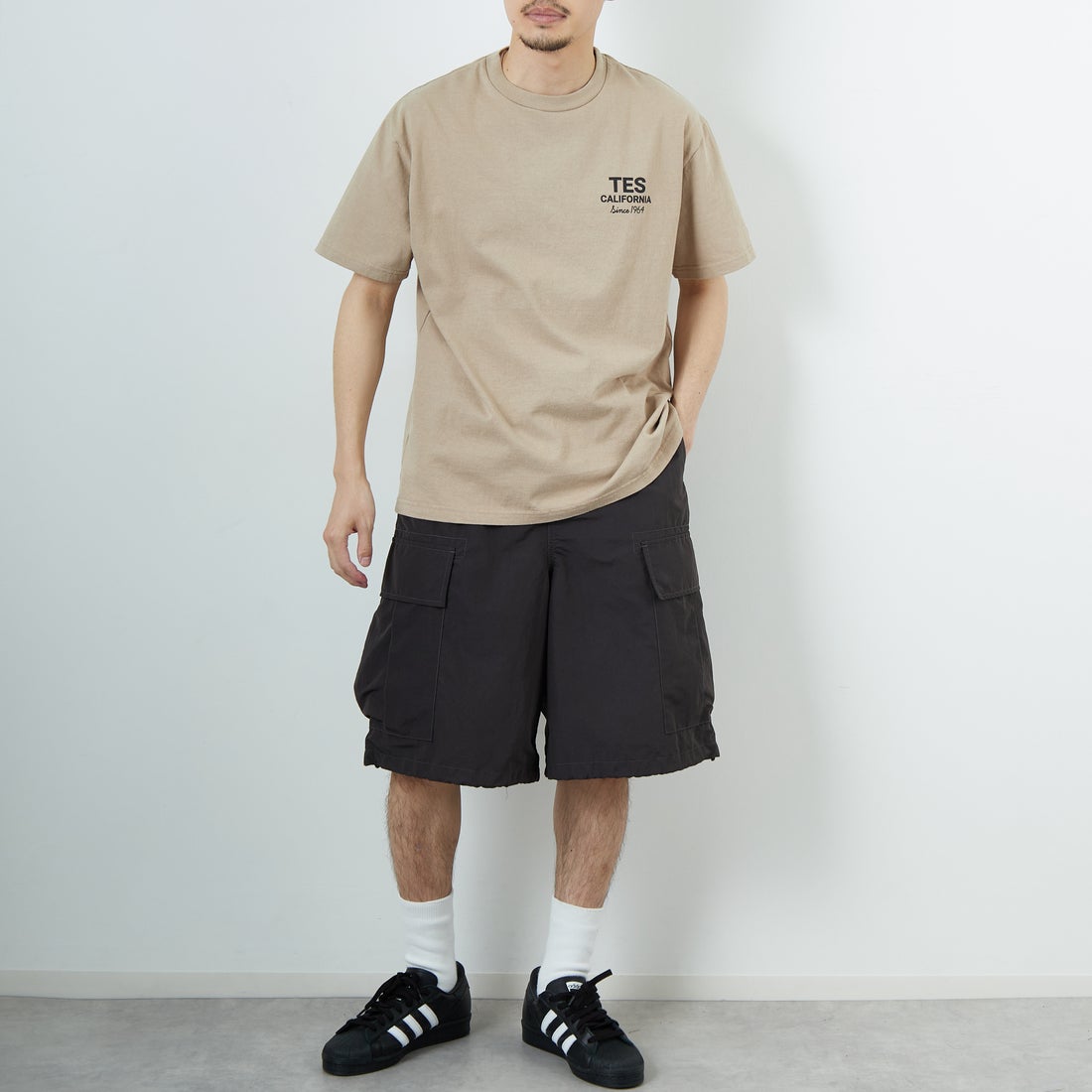 The Endless Summer [エンドレスサマー] 別注 BUHI HUNTINGTON バックプリントTシャツ [FH-26574502-JF] BEIGE &&モデル身長：168cm 着用サイズ：L&&