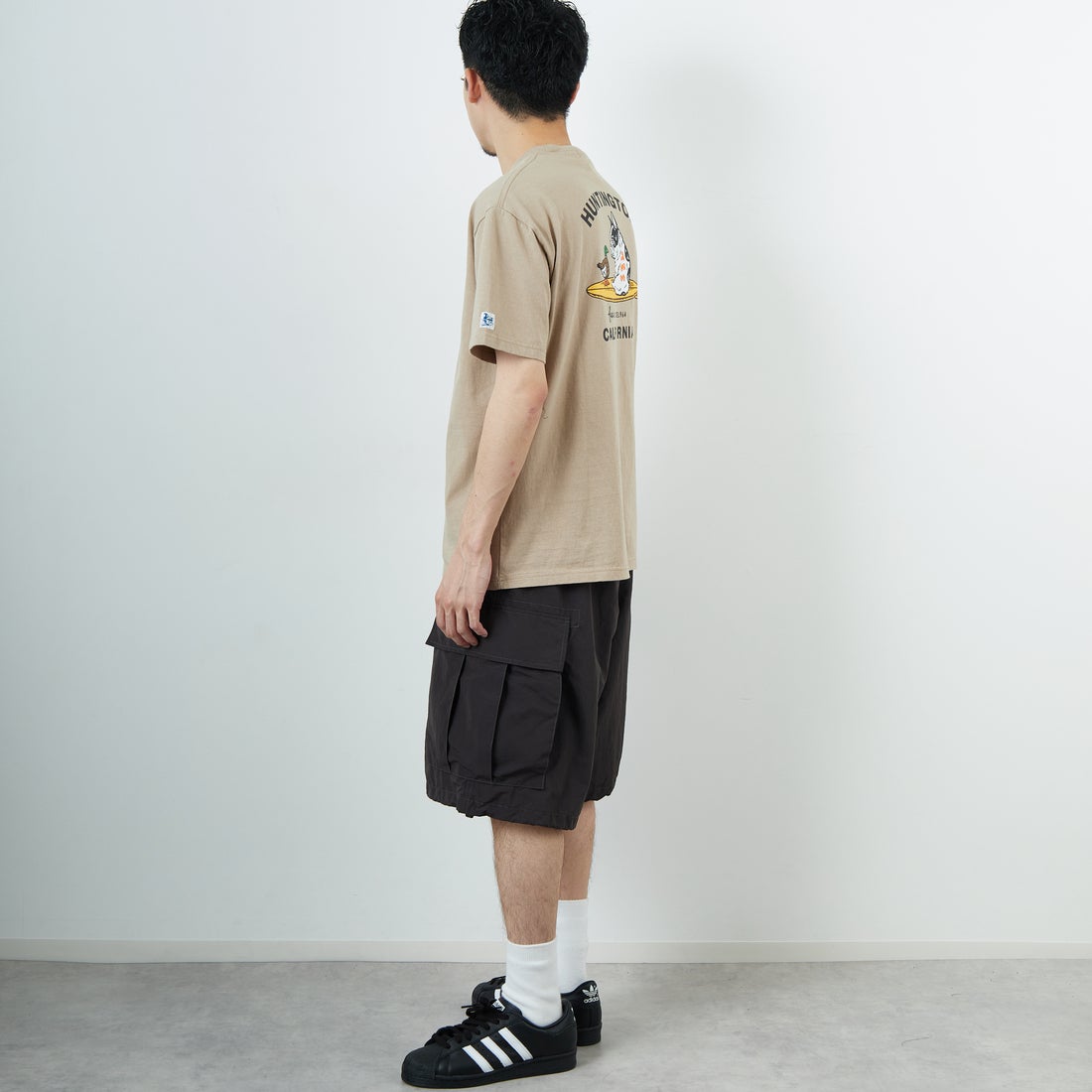 The Endless Summer [エンドレスサマー] 別注 BUHI HUNTINGTON バックプリントTシャツ [FH-26574502-JF] BEIGE &&モデル身長：168cm 着用サイズ：L&&
