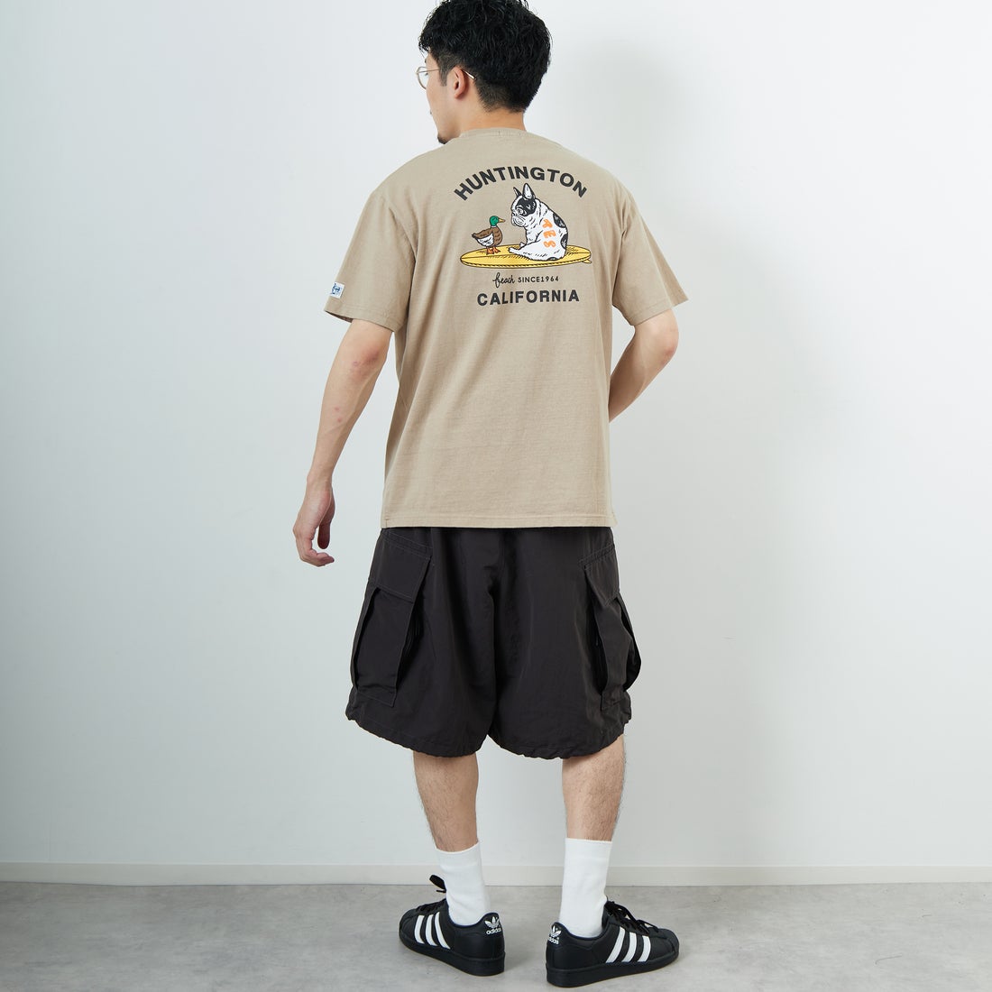The Endless Summer [エンドレスサマー] 別注 BUHI HUNTINGTON バックプリントTシャツ [FH-26574502-JF] BEIGE &&モデル身長：168cm 着用サイズ：L&&