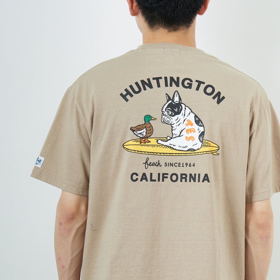 The Endless Summer [エンドレスサマー] 別注 BUHI HUNTINGTON バックプリントTシャツ [FH-26574502-JF] BEIGE &&モデル身長：168cm 着用サイズ：L&&