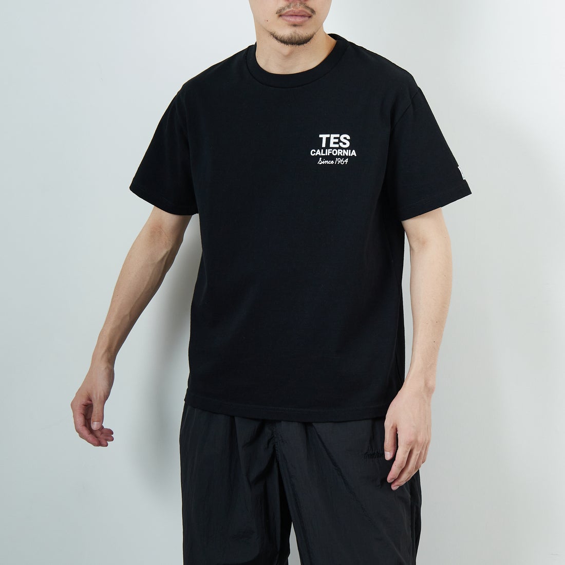 The Endless Summer [エンドレスサマー] 別注 BUHI HUNTINGTON バックプリントTシャツ [FH-26574502-JF] BLACK &&モデル身長：168cm 着用サイズ：M&&