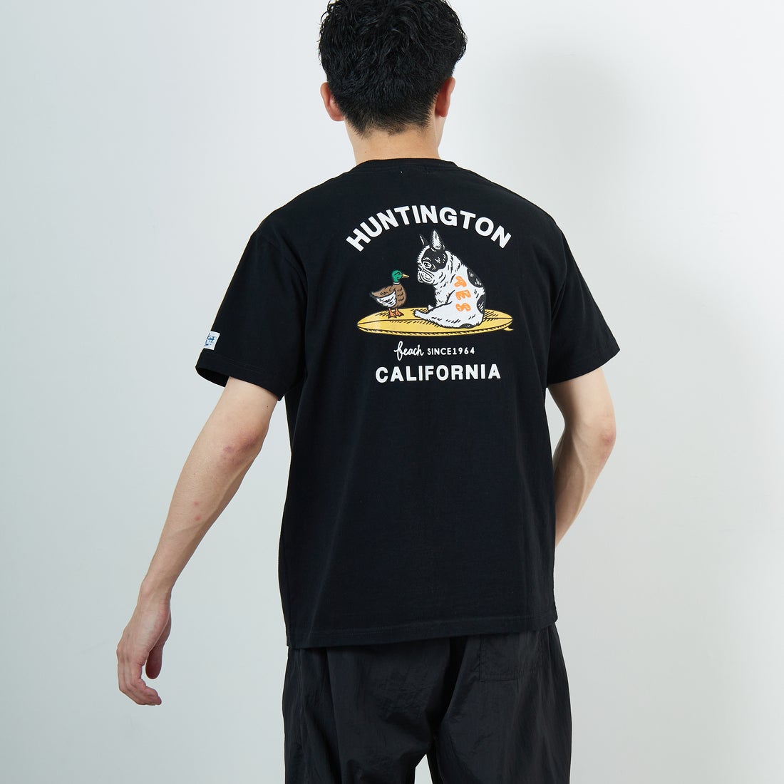The Endless Summer [エンドレスサマー] 別注 BUHI HUNTINGTON バックプリントTシャツ [FH-26574502-JF] BLACK &&モデル身長：168cm 着用サイズ：M&&