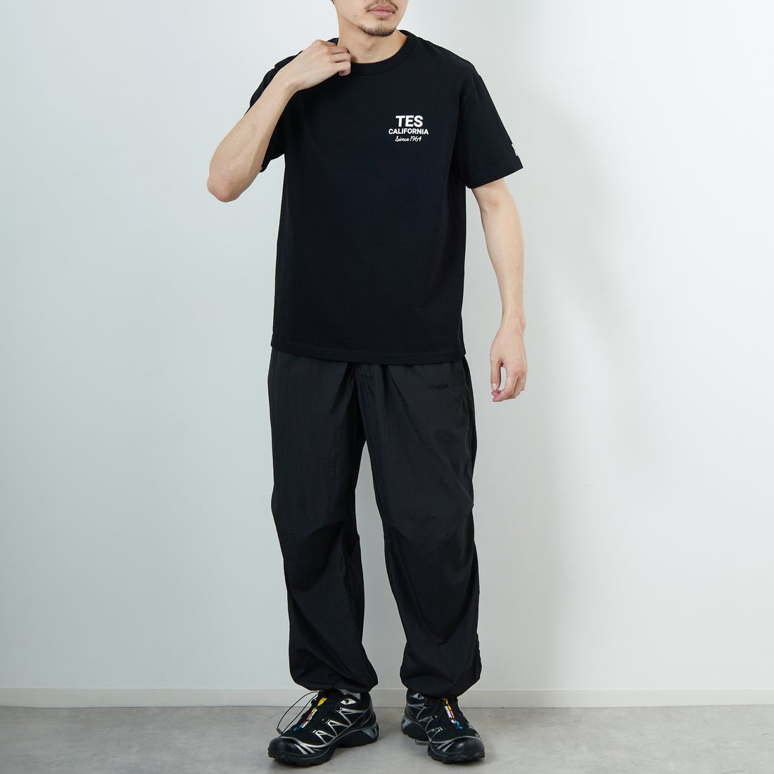 The Endless Summer [エンドレスサマー] 別注 BUHI HUNTINGTON バックプリントTシャツ [FH-26574502-JF] BLACK &&モデル身長：168cm 着用サイズ：M&&