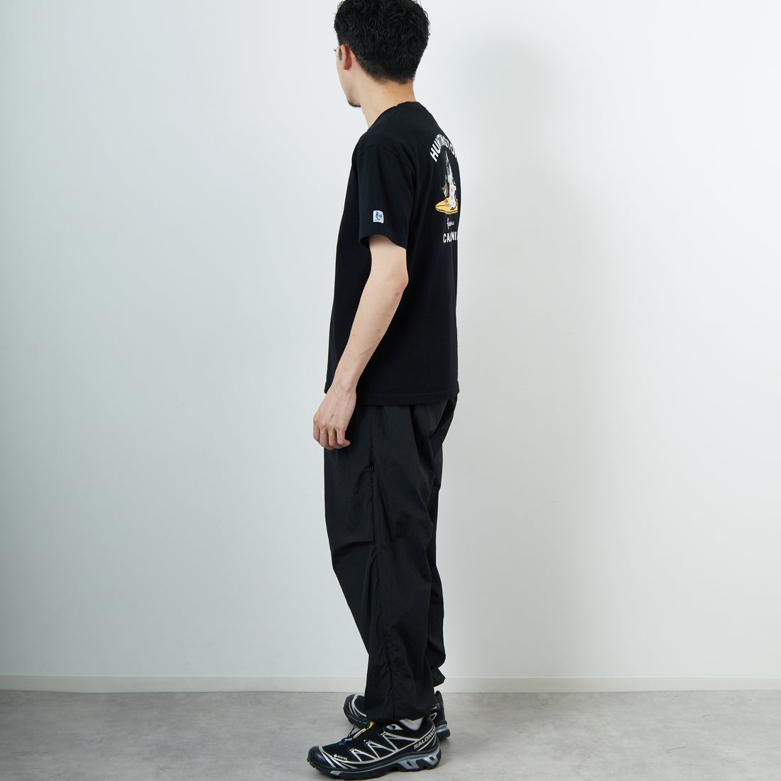 The Endless Summer [エンドレスサマー] 別注 BUHI HUNTINGTON バックプリントTシャツ [FH-26574502-JF] BLACK &&モデル身長：168cm 着用サイズ：M&&