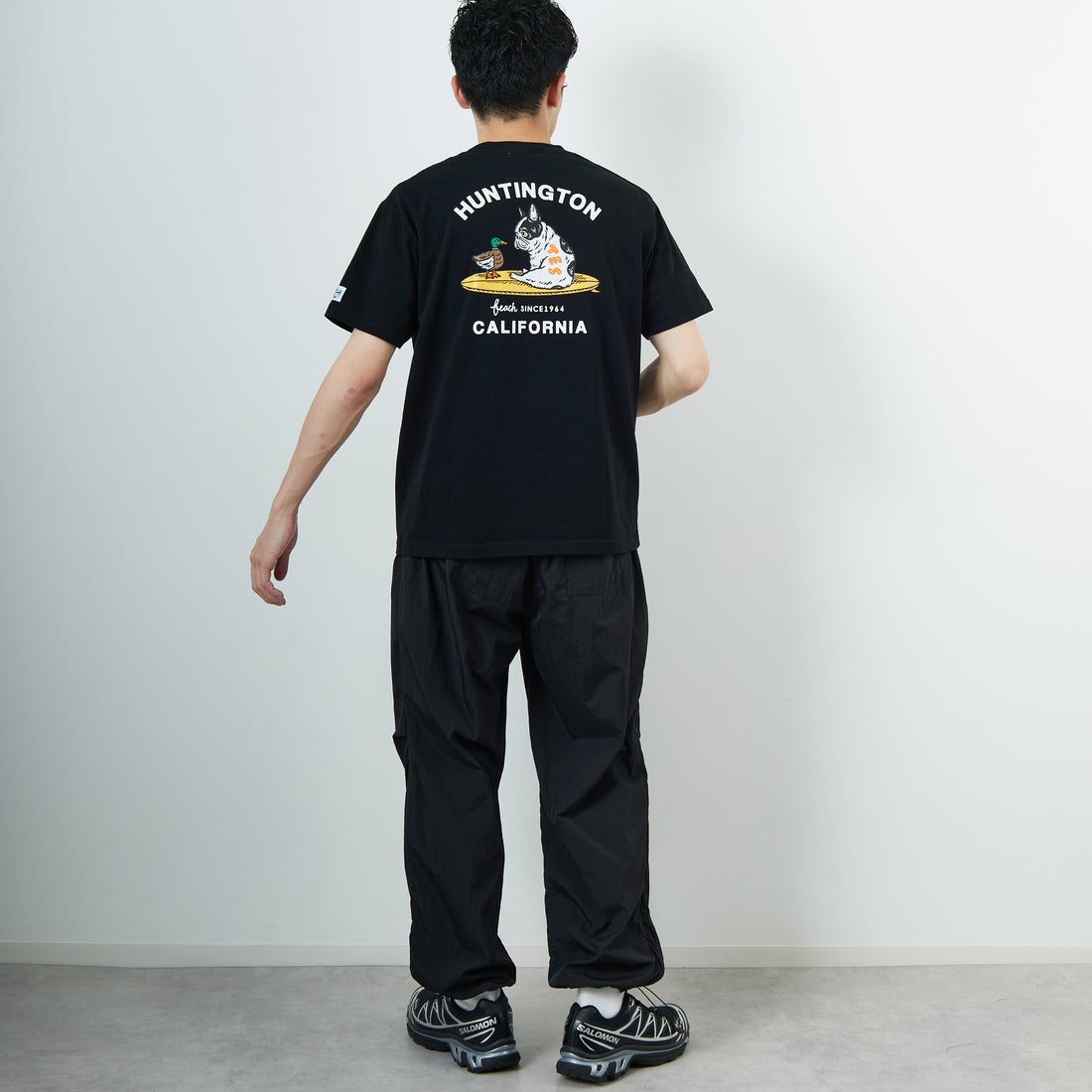 The Endless Summer [エンドレスサマー] 別注 BUHI HUNTINGTON バックプリントTシャツ [FH-26574502-JF] BLACK &&モデル身長：168cm 着用サイズ：M&&