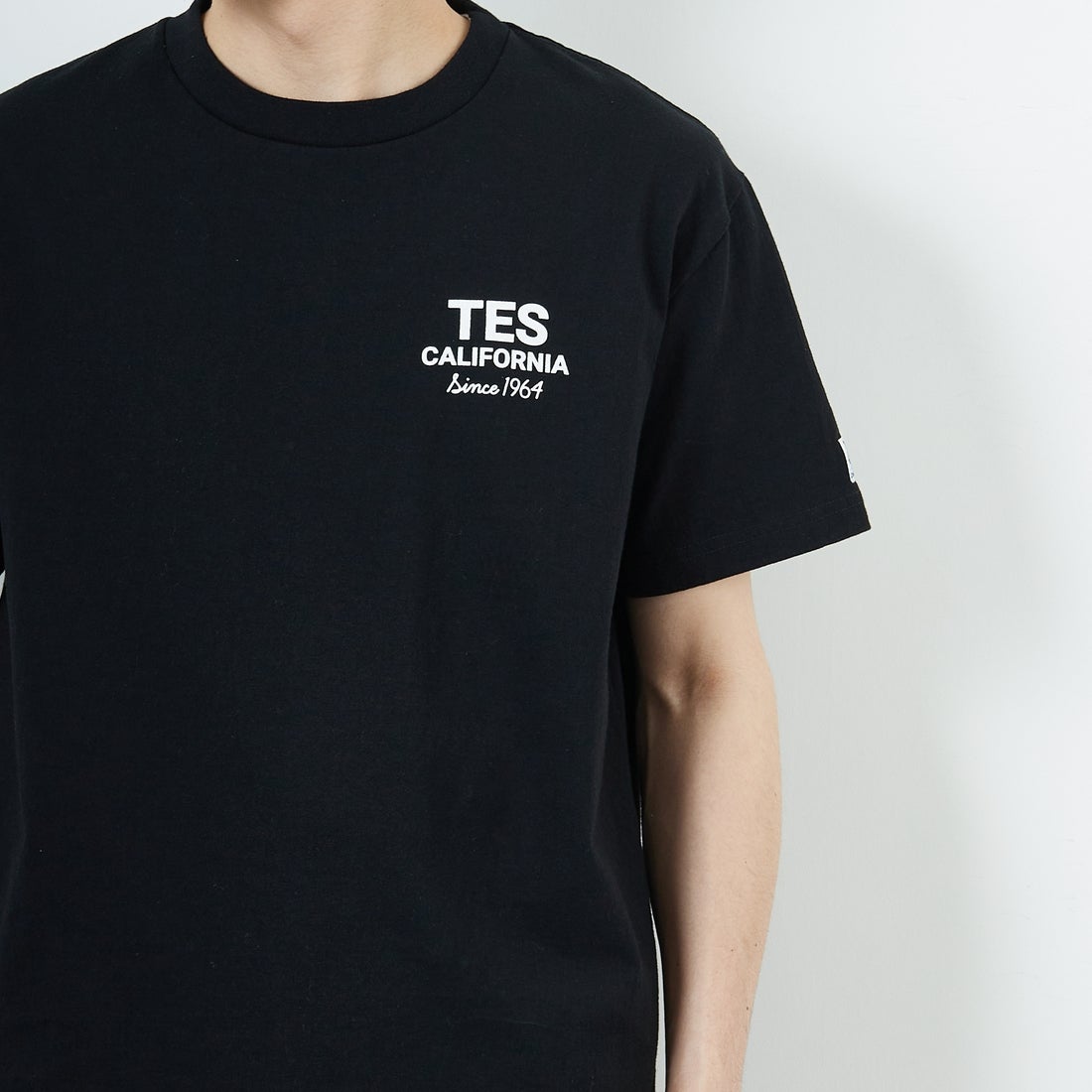 The Endless Summer [エンドレスサマー] 別注 BUHI HUNTINGTON バックプリントTシャツ [FH-26574502-JF] BLACK &&モデル身長：168cm 着用サイズ：M&&