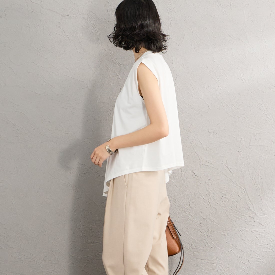 mizuiro ind [ミズイロインド] Vネックアシンメトリープルオーバー [2-210095] 11 OFF WHI &&モデル身長：162cm 着用サイズ：F&&