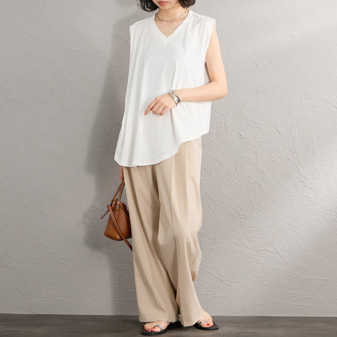 mizuiro ind [ミズイロインド] Vネックアシンメトリープルオーバー [2-210095] 11 OFF WHI &&モデル身長：162cm 着用サイズ：F&&