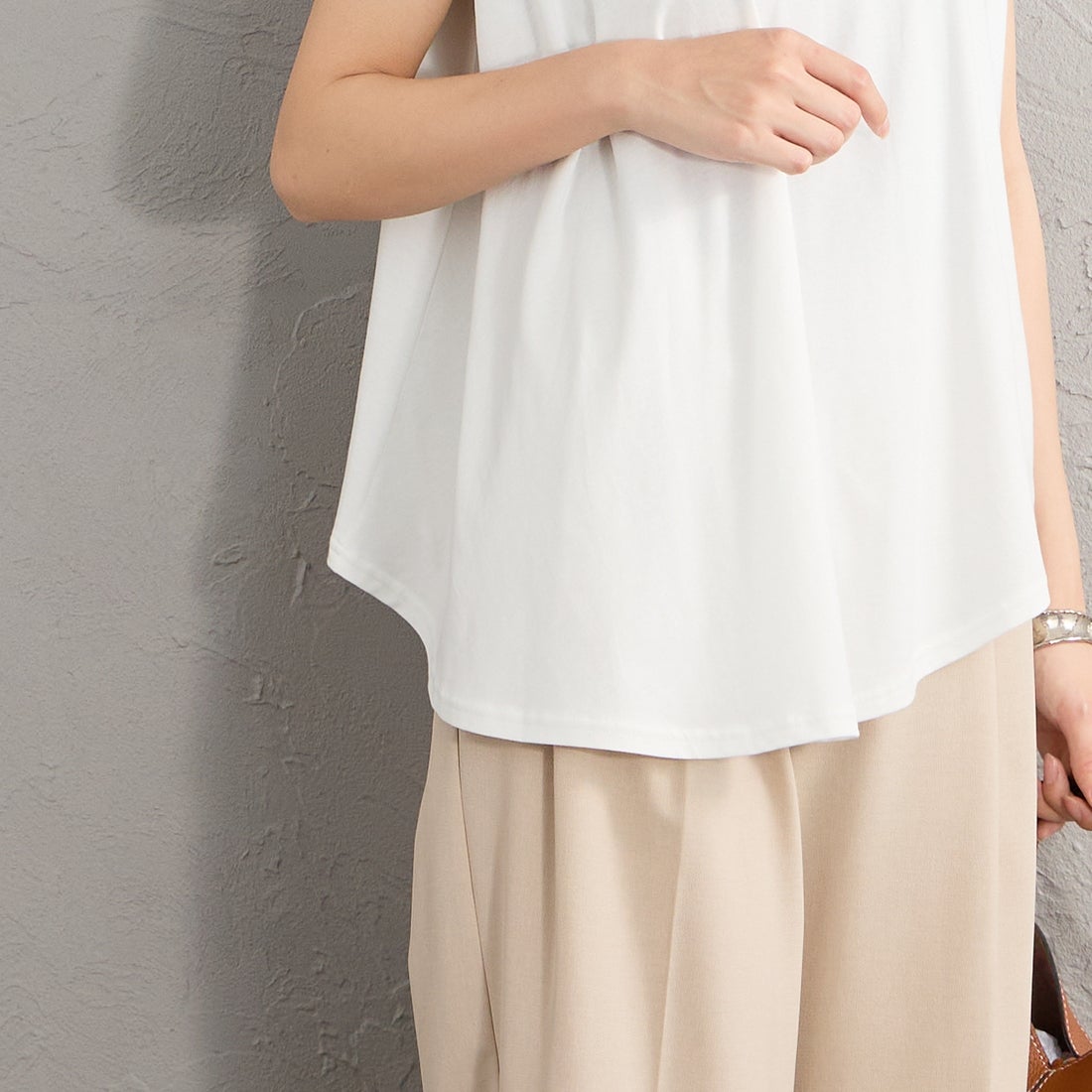 mizuiro ind [ミズイロインド] Vネックアシンメトリープルオーバー [2-210095] 11 OFF WHI &&モデル身長：162cm 着用サイズ：F&&