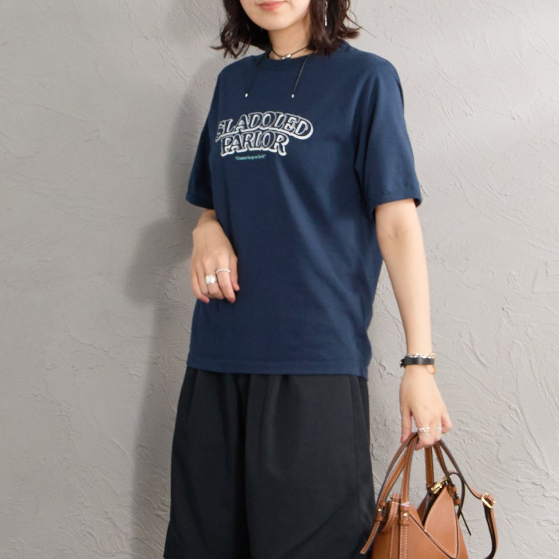 THE SHINZONE [ザ シンゾーン] SLADOLED PARLOR Tシャツ [26MMSCU06] 85 NAVY &&モデル身長：160cm 着用サイズ：F0&&
