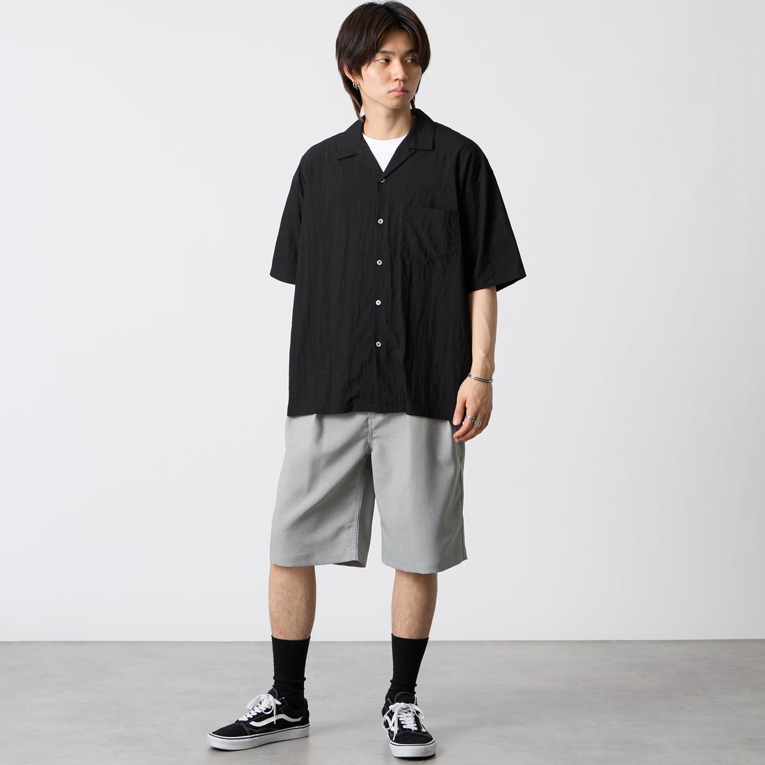 SLICK [スリック] レーヨンポプリンオープンカラーシャツ [5220285] 700 BLACK &&モデル身長：177cm 着用サイズ：2&&