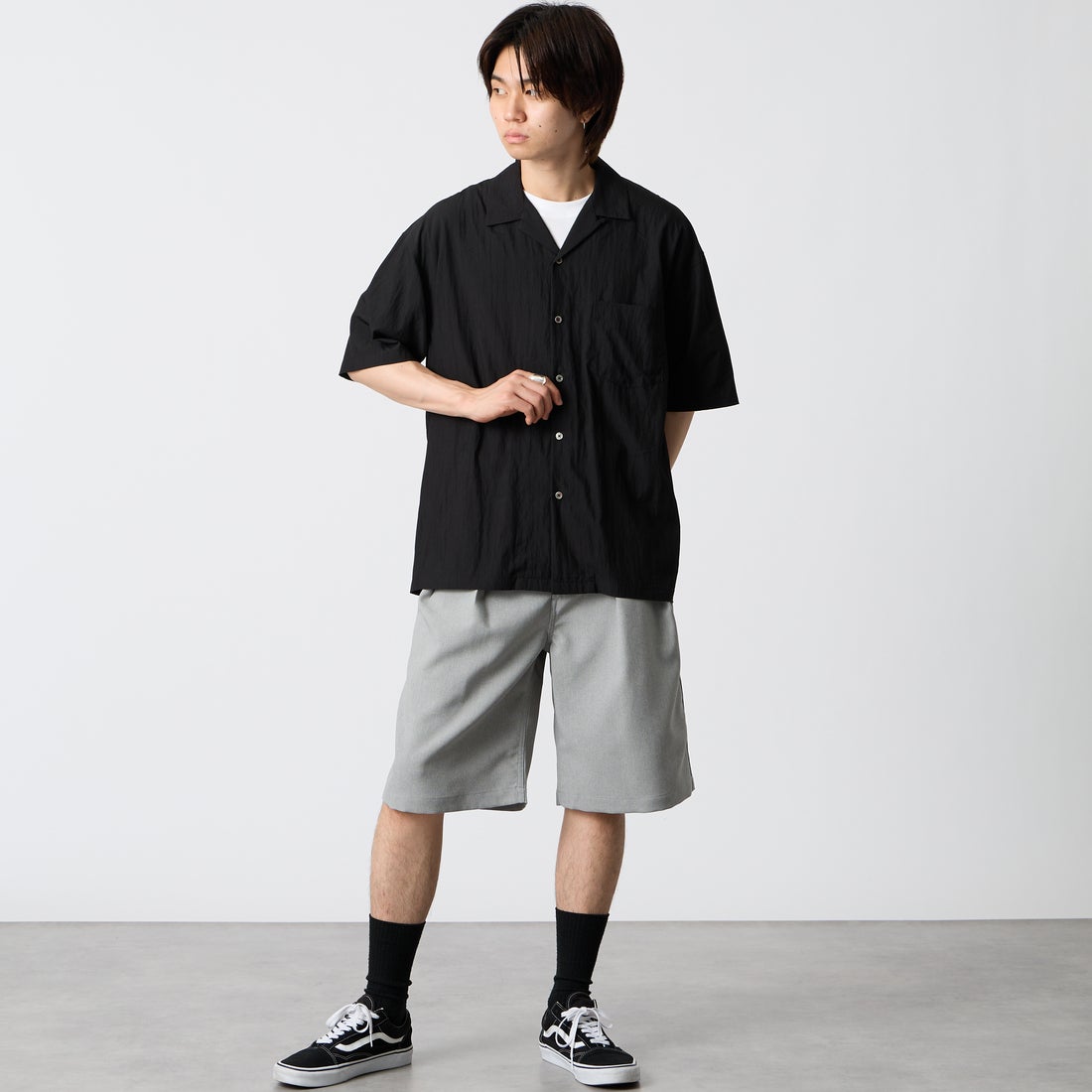 SLICK [スリック] レーヨンポプリンオープンカラーシャツ [5220285] 700 BLACK &&モデル身長：177cm 着用サイズ：2&&
