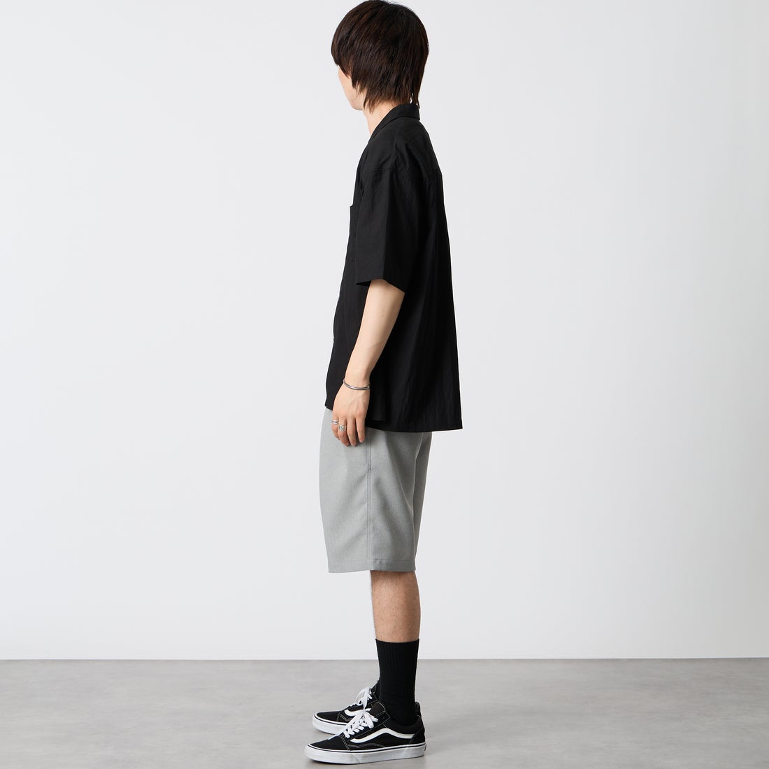 SLICK [スリック] レーヨンポプリンオープンカラーシャツ [5220285] 700 BLACK &&モデル身長：177cm 着用サイズ：2&&