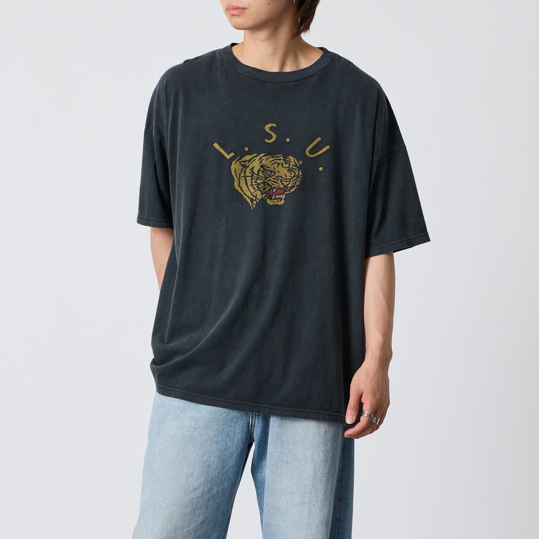 REMI RELIEF [レミレリーフ] 別注 SP加工ビッグプリントTシャツ L.S.U [RN30389188-JF] BLACK &&モデル身長：177cm 着用サイズ：M&&