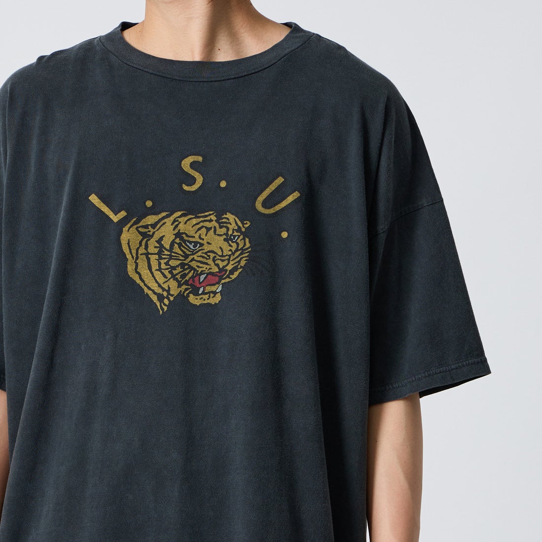 REMI RELIEF [レミレリーフ] 別注 SP加工ビッグプリントTシャツ L.S.U [RN30389188-JF] BLACK &&モデル身長：177cm 着用サイズ：M&&
