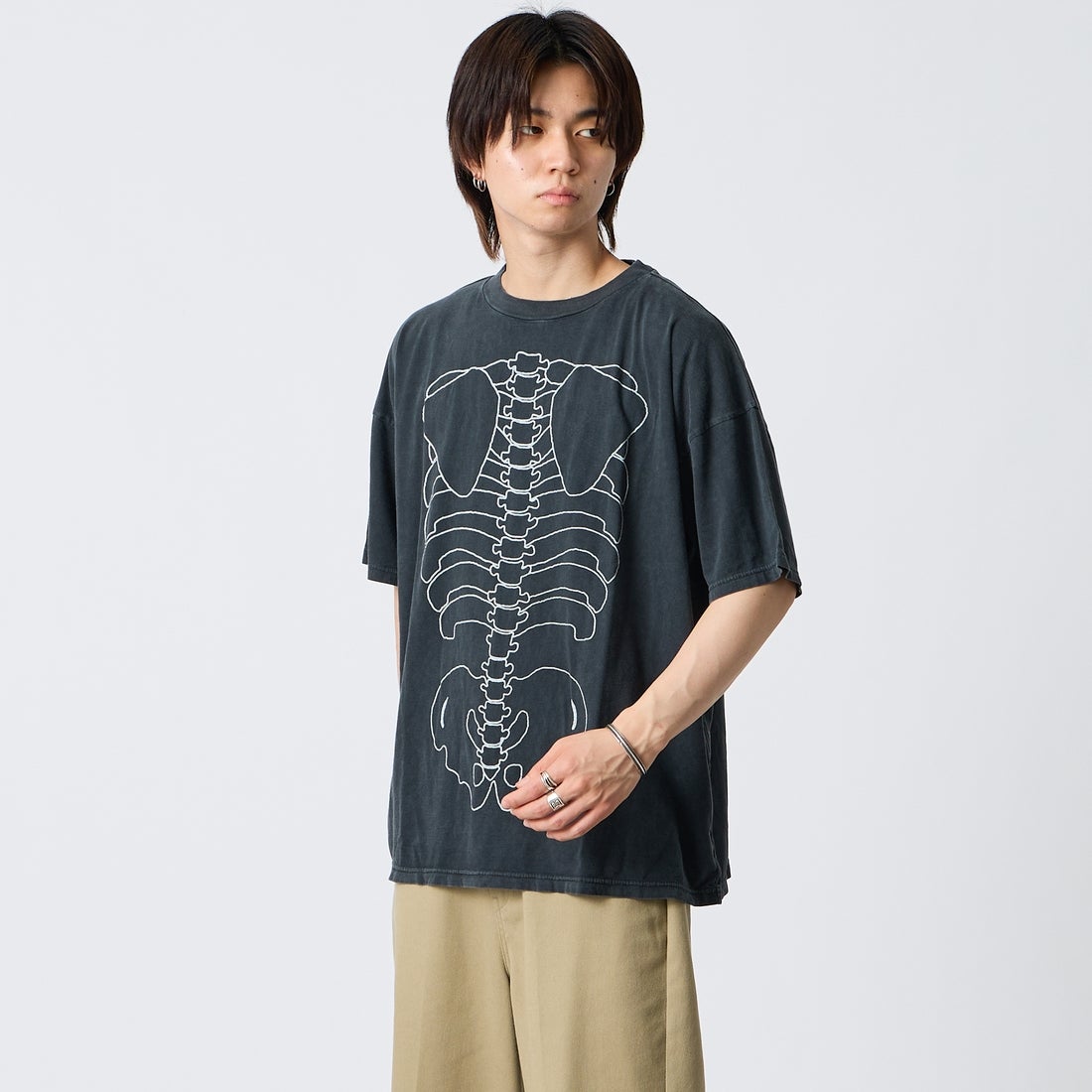 REMI RELIEF [レミレリーフ] 別注 SP加工ビッグプリントTシャツ BONE [RN27353166-JF] BLACK &&モデル身長：177cm 着用サイズ：S&&