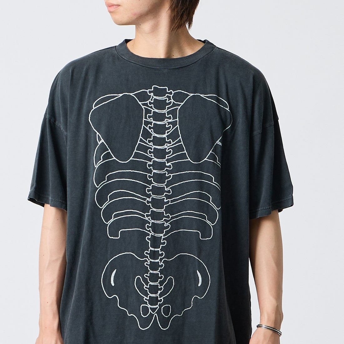 REMI RELIEF [レミレリーフ] 別注 SP加工ビッグプリントTシャツ BONE [RN27353166-JF] BLACK &&モデル身長：177cm 着用サイズ：S&&