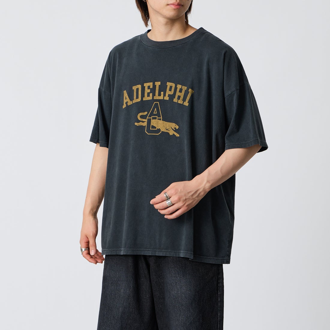 REMI RELIEF [レミレリーフ] 別注 SP加工ビッグプリントTシャツ ADELPHI [RN30389141-JF] BLACK &&モデル身長：177cm 着用サイズ：M&&