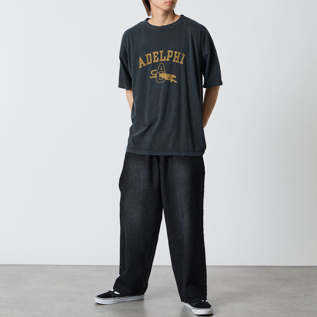 REMI RELIEF [レミレリーフ] 別注 SP加工ビッグプリントTシャツ ADELPHI [RN30389141-JF] BLACK &&モデル身長：177cm 着用サイズ：M&&