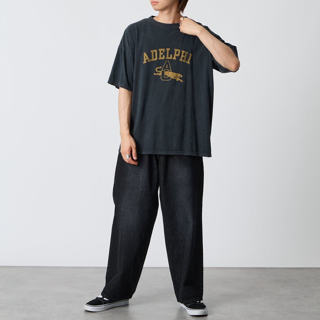 REMI RELIEF [レミレリーフ] 別注 SP加工ビッグプリントTシャツ ADELPHI [RN30389141-JF] BLACK &&モデル身長：177cm 着用サイズ：M&&