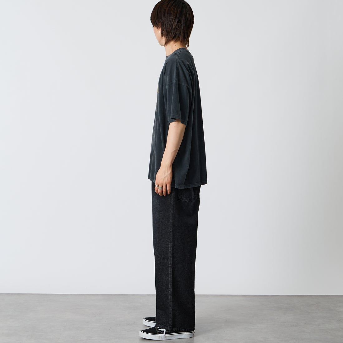 REMI RELIEF [レミレリーフ] 別注 SP加工ビッグプリントTシャツ ADELPHI [RN30389141-JF] BLACK &&モデル身長：177cm 着用サイズ：M&&