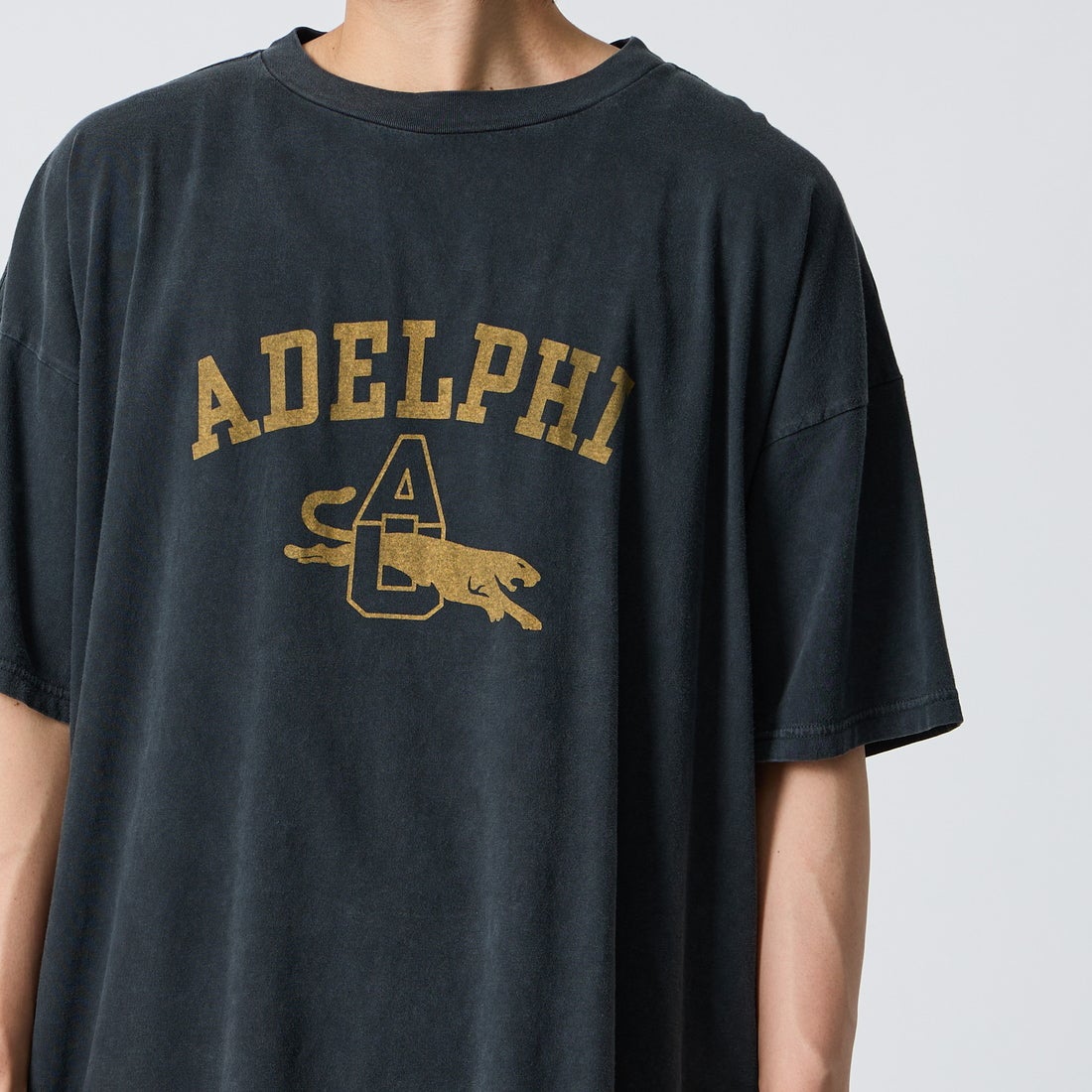 REMI RELIEF [レミレリーフ] 別注 SP加工ビッグプリントTシャツ ADELPHI [RN30389141-JF] BLACK &&モデル身長：177cm 着用サイズ：M&&