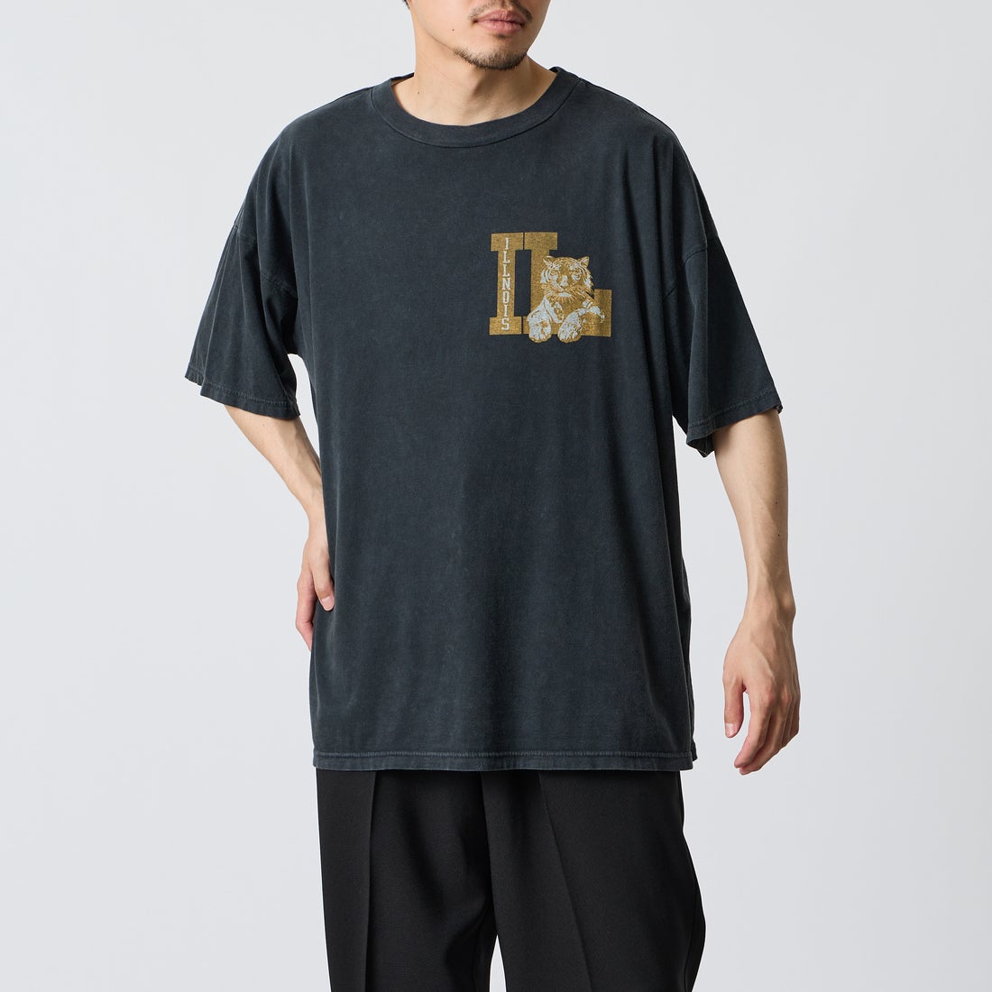 REMI RELIEF [レミレリーフ] 別注 SP加工ビッグプリントTシャツ ILLNOIS [RN30389122-JF] BLACK &&モデル身長：168cm 着用サイズ：M&&