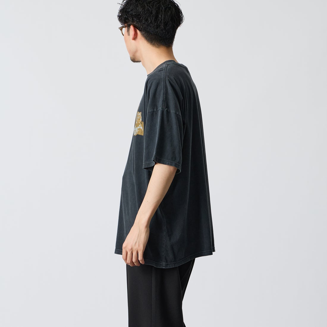 REMI RELIEF [レミレリーフ] 別注 SP加工ビッグプリントTシャツ ILLNOIS [RN30389122-JF] BLACK &&モデル身長：168cm 着用サイズ：M&&