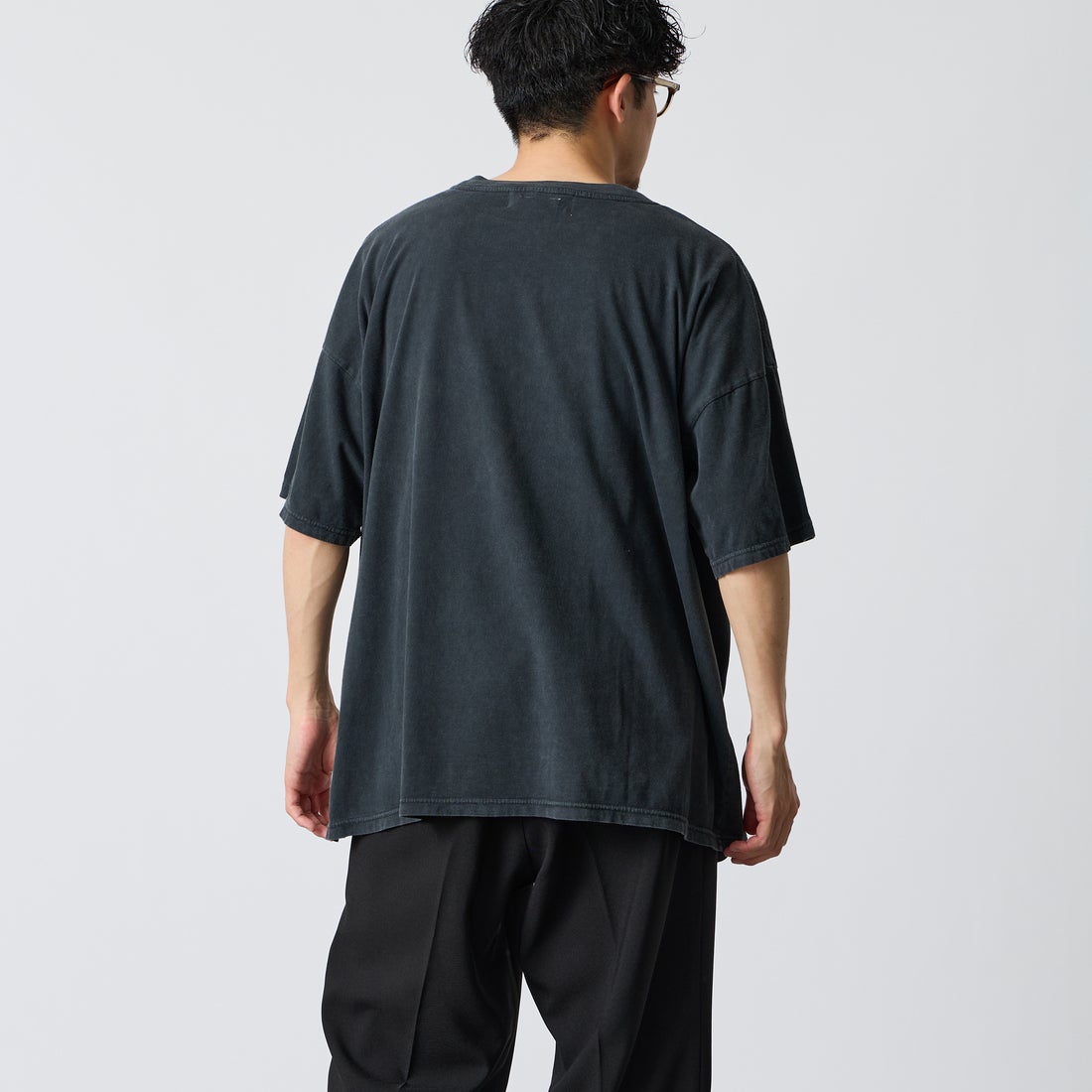REMI RELIEF [レミレリーフ] 別注 SP加工ビッグプリントTシャツ ILLNOIS [RN30389122-JF] BLACK &&モデル身長：168cm 着用サイズ：M&&