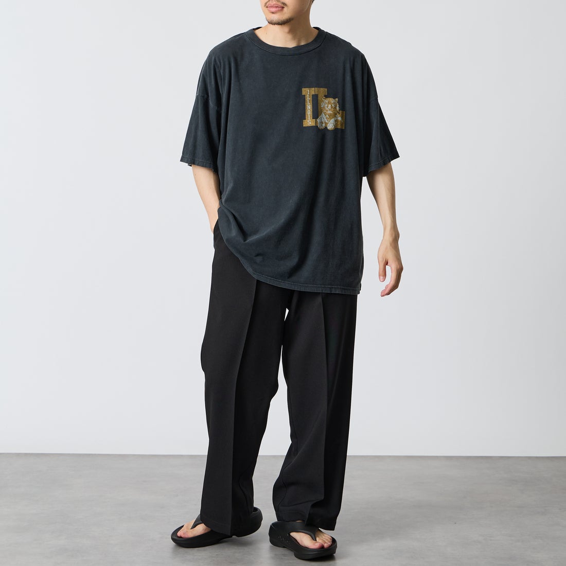 REMI RELIEF [レミレリーフ] 別注 SP加工ビッグプリントTシャツ ILLNOIS [RN30389122-JF] BLACK &&モデル身長：168cm 着用サイズ：M&&
