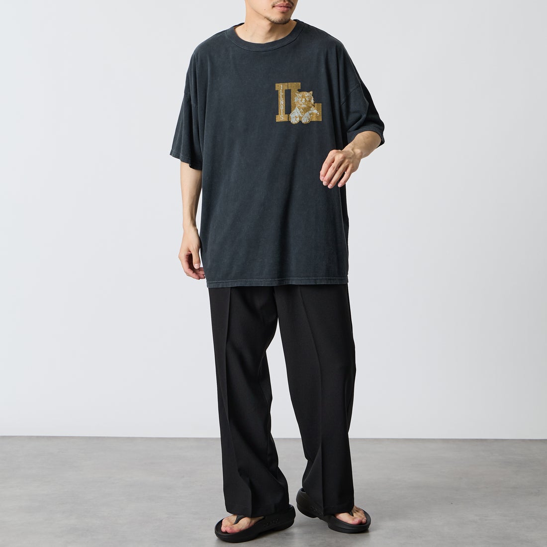 REMI RELIEF [レミレリーフ] 別注 SP加工ビッグプリントTシャツ ILLNOIS [RN30389122-JF] BLACK &&モデル身長：168cm 着用サイズ：M&&