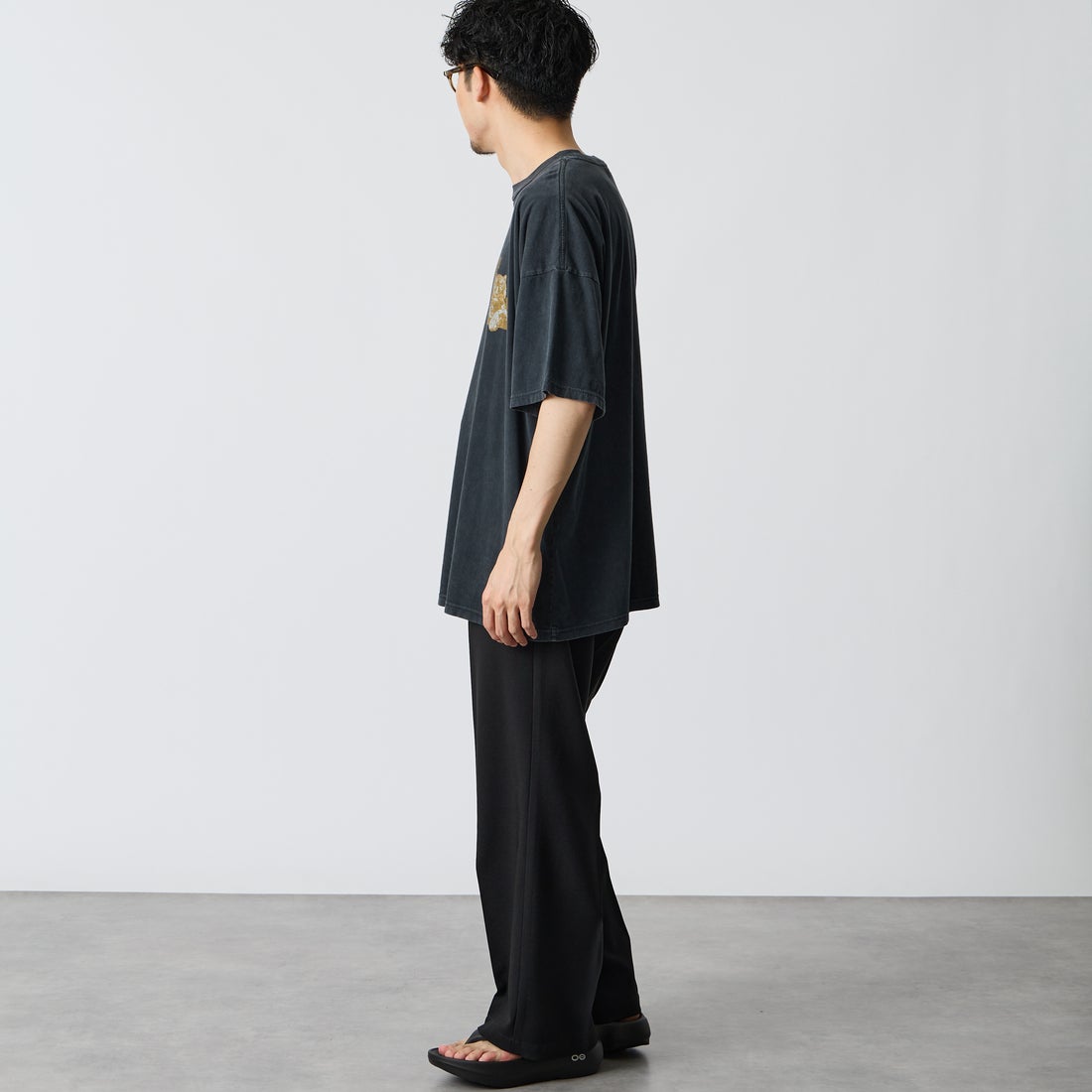 REMI RELIEF [レミレリーフ] 別注 SP加工ビッグプリントTシャツ ILLNOIS [RN30389122-JF] BLACK &&モデル身長：168cm 着用サイズ：M&&