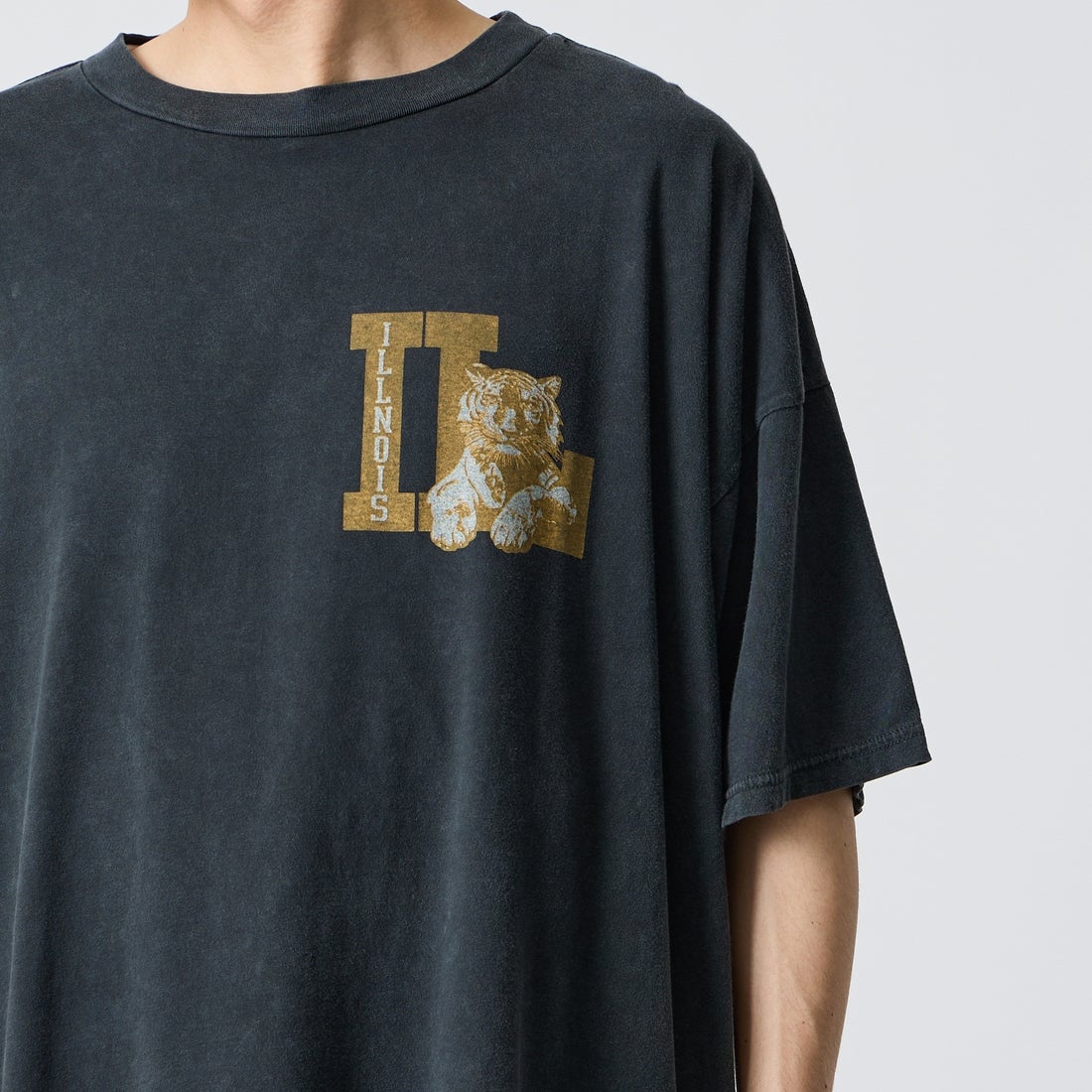 REMI RELIEF [レミレリーフ] 別注 SP加工ビッグプリントTシャツ ILLNOIS [RN30389122-JF] BLACK &&モデル身長：168cm 着用サイズ：M&&