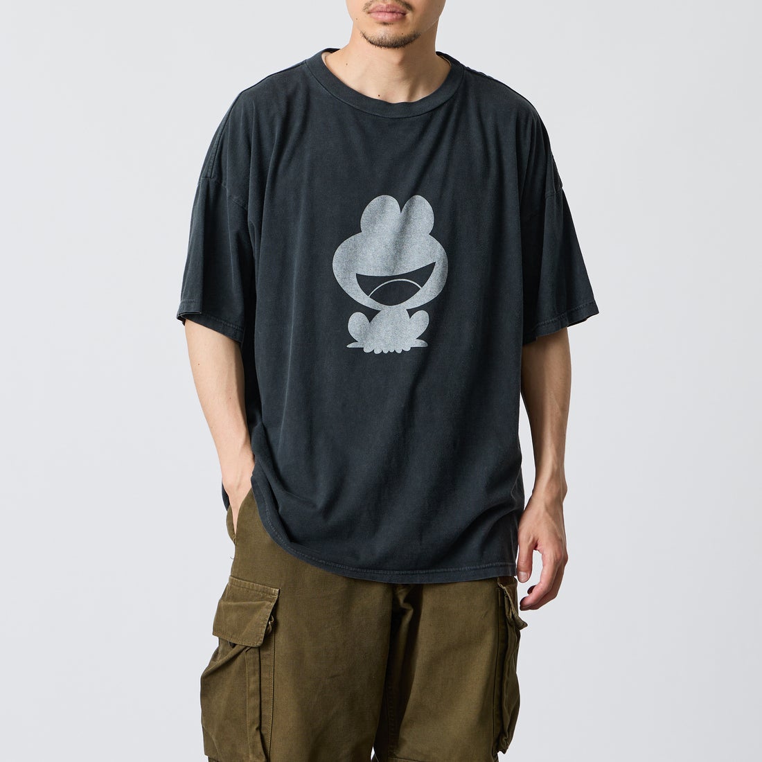 REMI RELIEF [レミレリーフ] 別注 SP加工ビッグプリントTシャツ FROG [RN30389146-JF] BLACK &&モデル身長：168cm 着用サイズ：S&&
