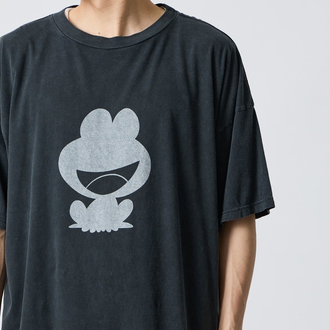 REMI RELIEF [レミレリーフ] 別注 SP加工ビッグプリントTシャツ FROG [RN30389146-JF] BLACK &&モデル身長：168cm 着用サイズ：S&&