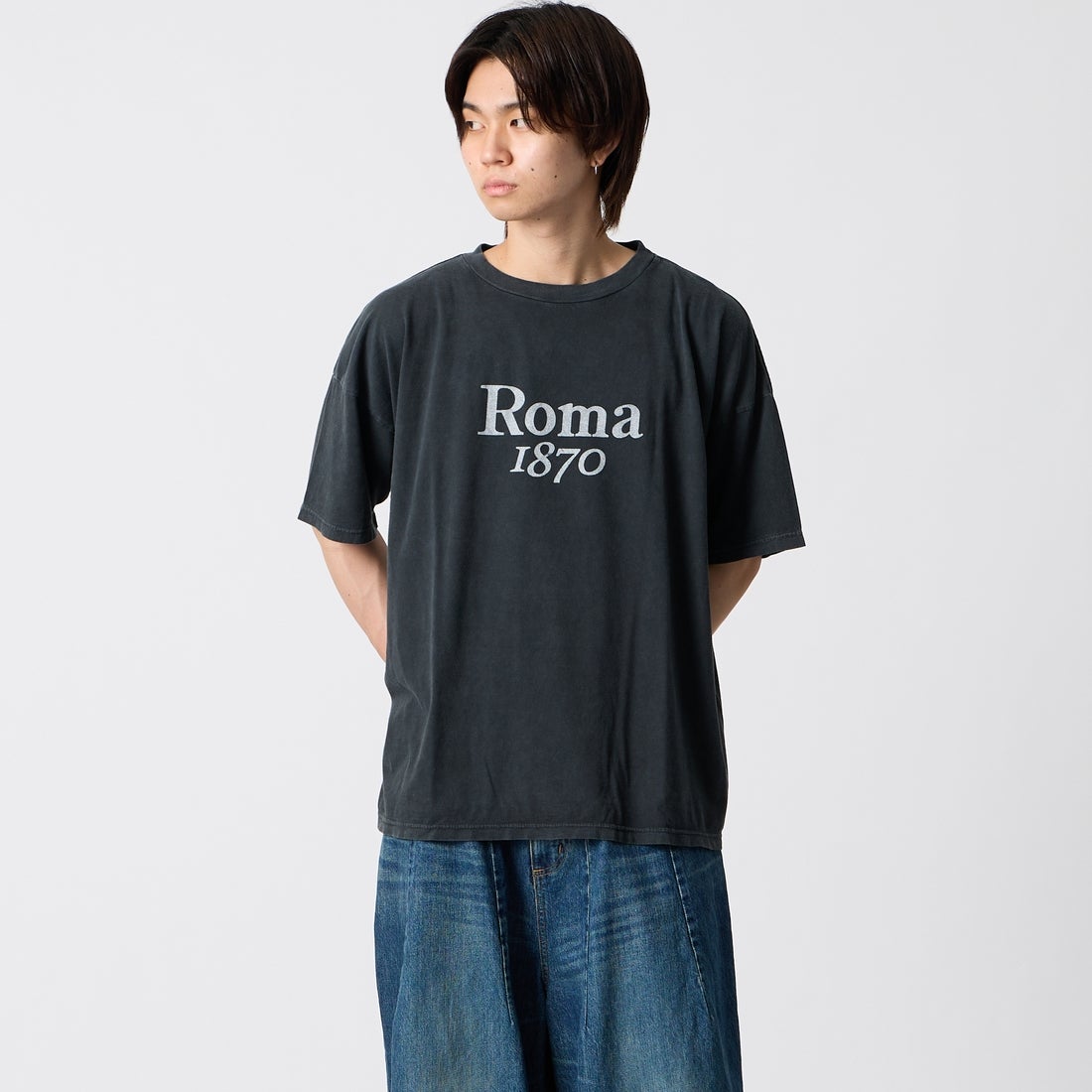 REMI RELIEF REMI RELIEF [レミレリーフ] 別注 SP加工ビッグプリントTシャツ ROMA 1870 [RN30389089-JF] BLACK &&モデル身長：177cm 着用サイズ：S&&[レミレリーフ] 別注 SP加工ビッグプリントTシャツ ROMA 1870 [RN30389089-JF] BLACK