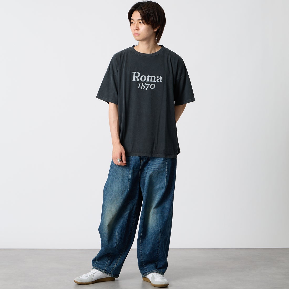 REMI RELIEF [レミレリーフ] 別注 SP加工ビッグプリントTシャツ ROMA 1870 [RN30389089-JF] BLACK &&モデル身長：177cm 着用サイズ：S&&